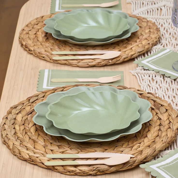 Plastic tableware